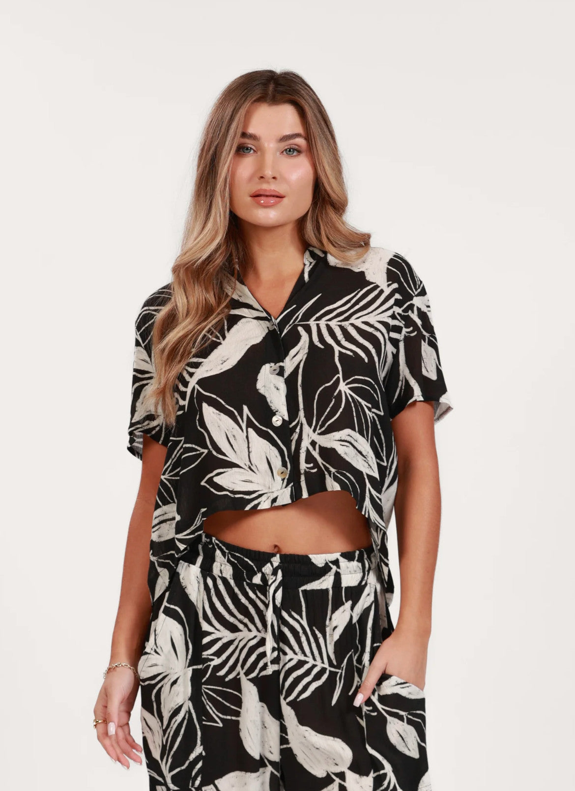 Salty Weekend Lily Floral Print Crop Button Up White/ Black